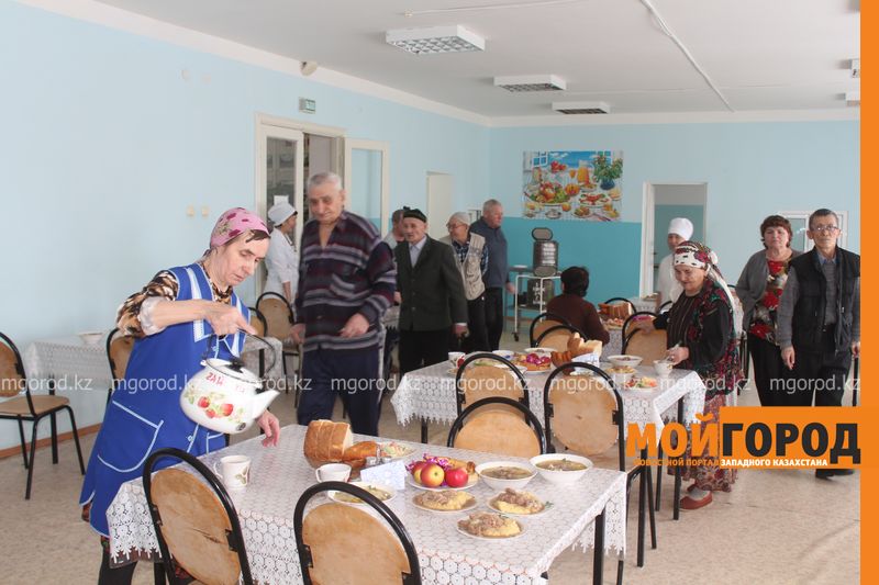 В День благодарности бешбармаком накормили постояльцев дома престарелых в Уральске