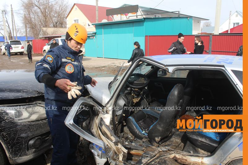 В Уральске спасатели вырезали дверь авто, чтобы извлечь водителя из искореженной машины