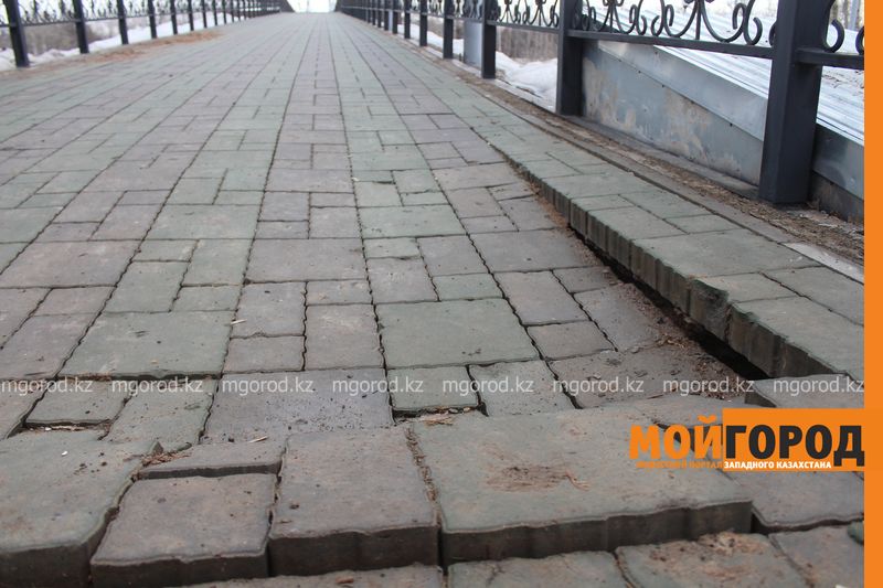 На новом мосту в парке культуры и отдыха в Уральске проваливается брусчатка