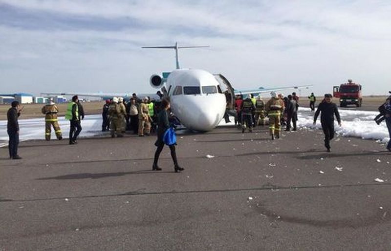Самолет Bek Air приземлился без переднего шасси в аэропорту Астаны