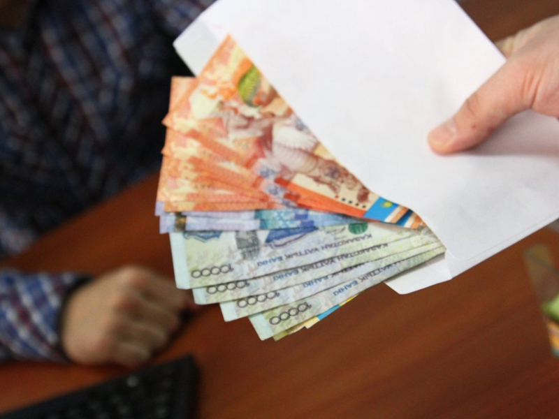 Начальника службы пробации ДУИС ЗКО задержали за взятку