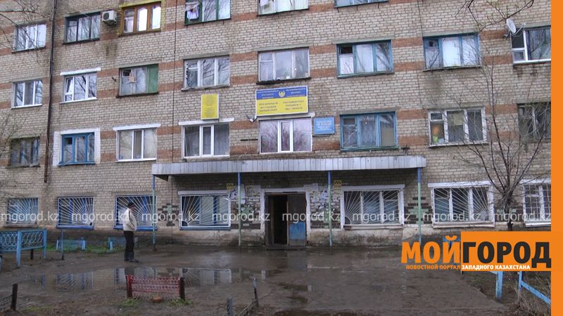 Жильцы разрушают общежитие, чтобы получить новые квартиры в Уральске