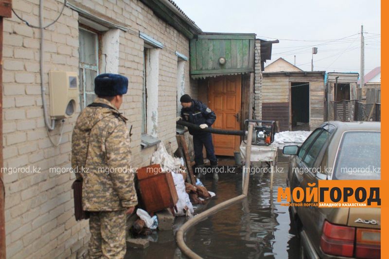 50 спасателей ЗКО отправились в Костанайскую область для борьбы с паводком