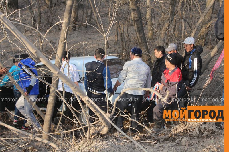 Уральцы руками вытащили автомобиль из оврага (видео)