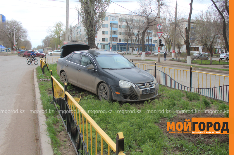 В Уральске автомобиль, протаранив ограждение, залетел на разделительную полосу