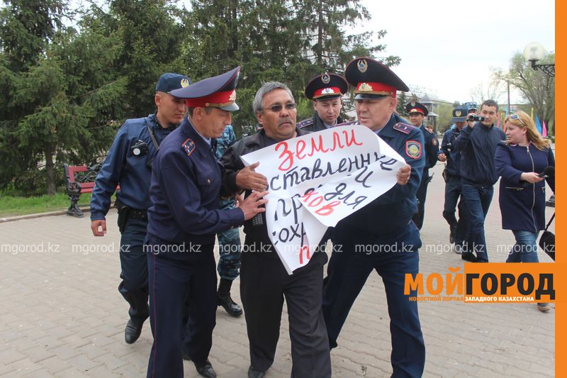 В Уральске полицейские не дали провести пикет против аренды земли иностранцами