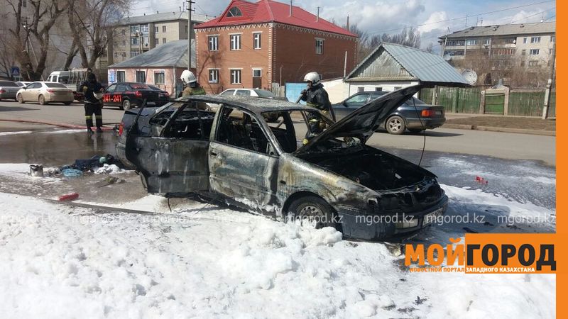 В центре Уральска сгорел автомобиль