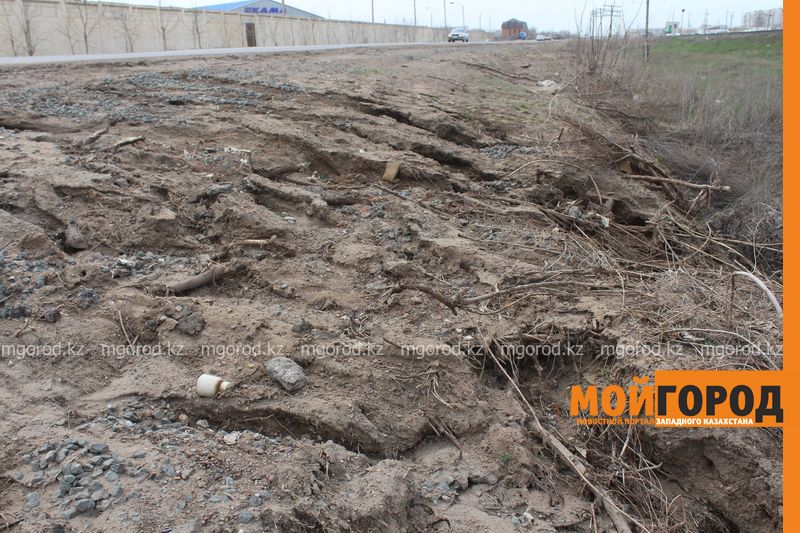 В Уральске работники МГК ДЭП сливают воду на обочину дороги