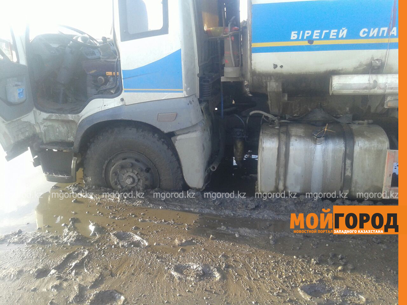 Большегрузная машина с 15 тоннами бензина застряла в грязи на трассе Уральск-Таскала (фото, видео)