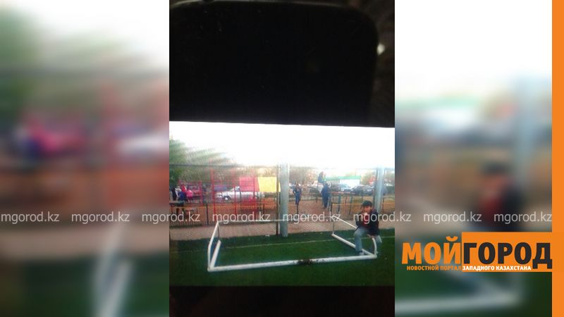 В Уральске на спортплощадке на ребенка упали металлические ворота