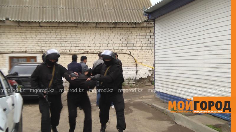 В центре Уральска спецназ провел задержание (фото, видео)