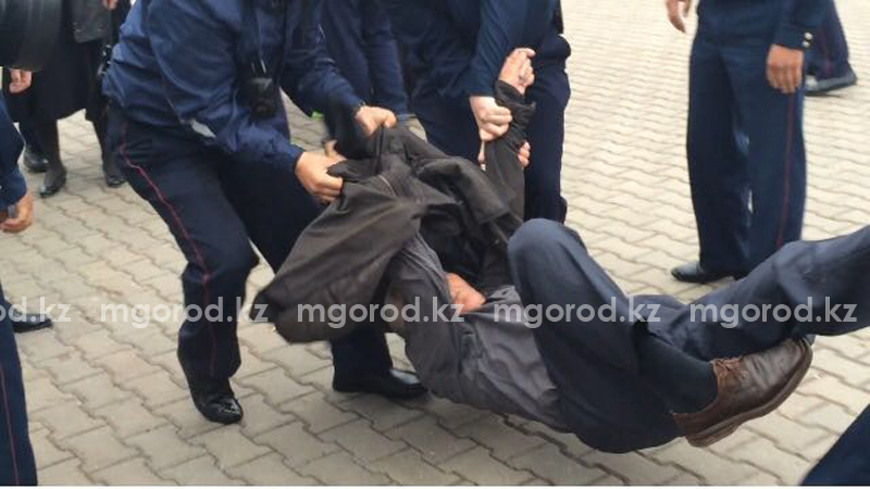 Полицейские Уральска вместе с митингующими задержали и журналистов (ОБНОВЛЕНО)