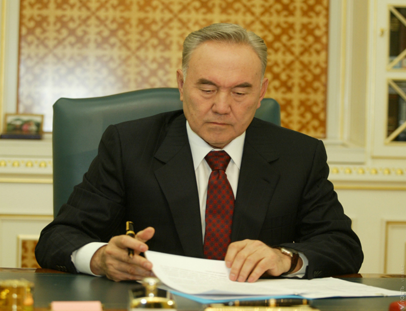 Назарбаев освободил от должностей двух своих советников