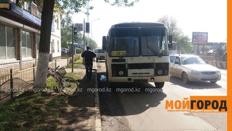 Пассажирский автобус сбил велосипедиста на пешеходе в Уральске