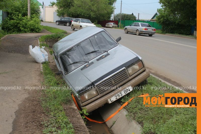 В Уральске машина слетела в арык