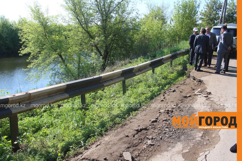 В Уральске рушится дорога из-за повышения уровня воды в реке Деркул