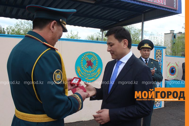Акиму ЗКО вручили нагрудный знак за отличную службу