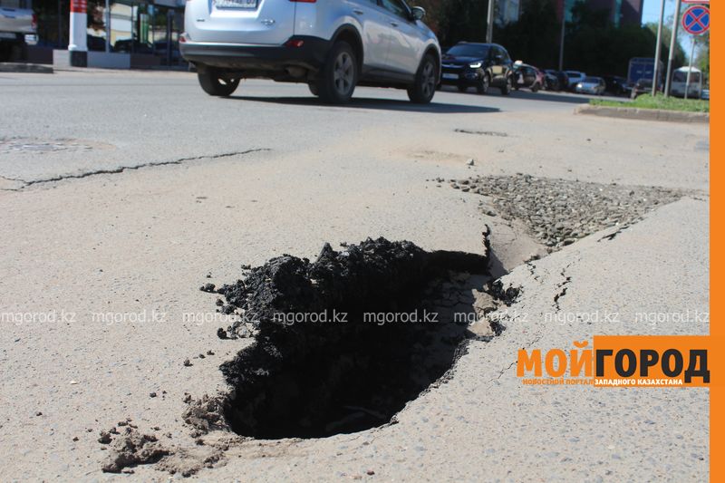 На капитально отремонтированной дороге в Уральске образовалась яма
