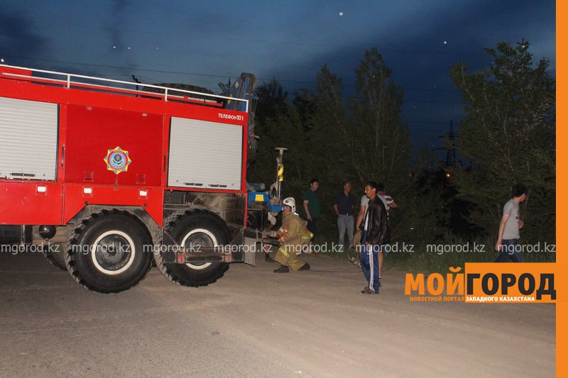 В Уральске слетевшую с трассы машину вытащили пожарные