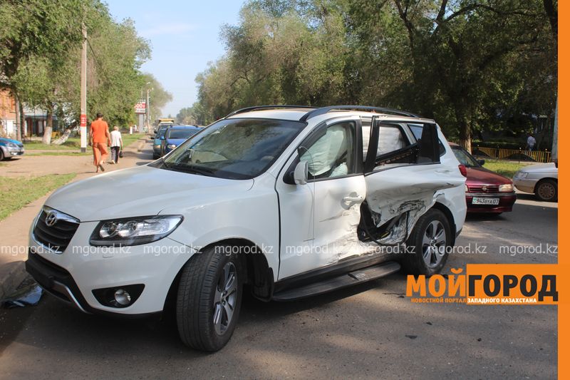 В центре Уральска автоледи врезалась в Hyundai