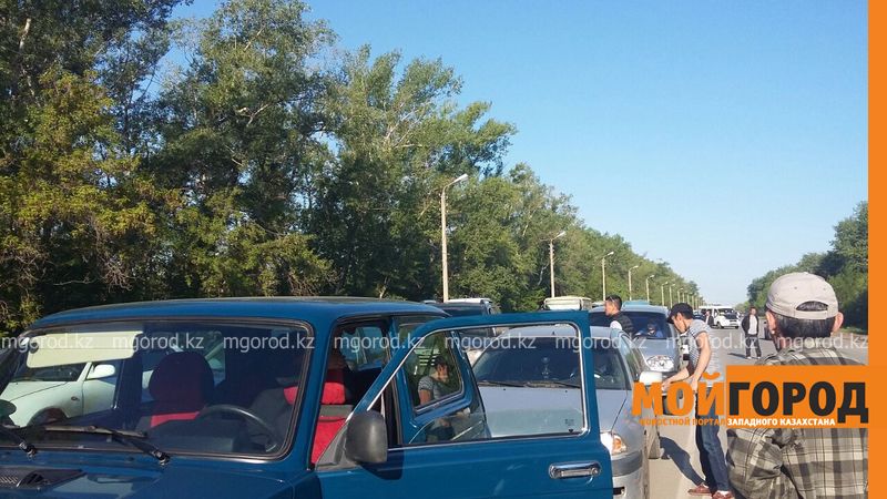 В Уральске из-за транспортировки катера образовалась огромная пробка на дороге