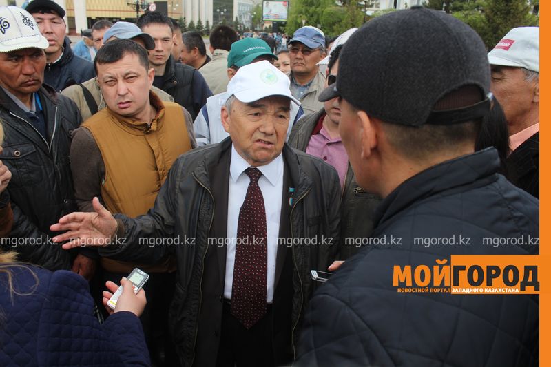 Митингующим в Уральске пообещали дать ответ до 21 мая (фото, видео)