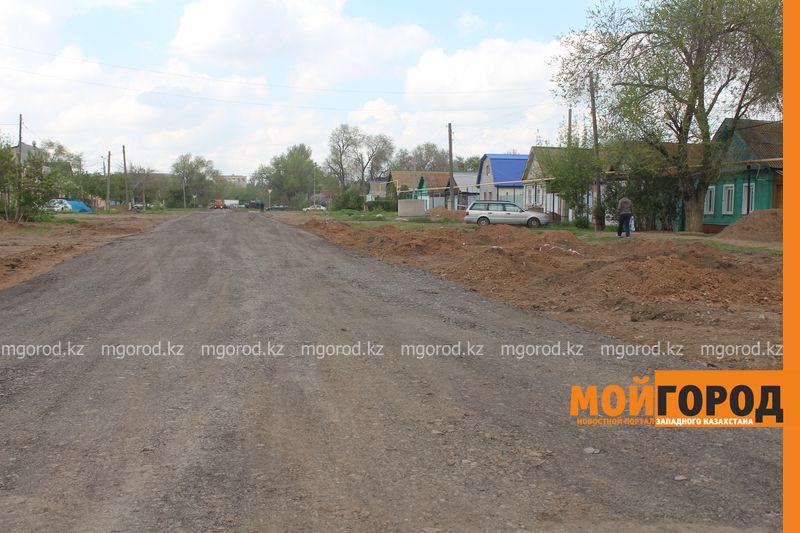 В Уральске старый асфальт кладут на неасфальтированные дороги