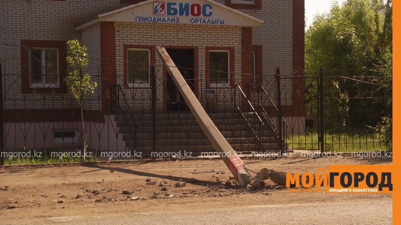 В Уральске пассажирский автобус снес два столба
