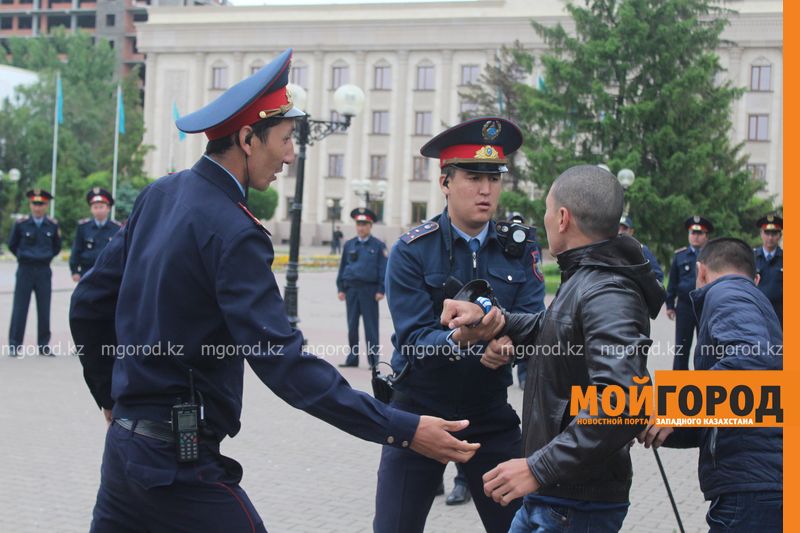 Полтора часа продержали уральских журналистов в полиции (фото, видео)