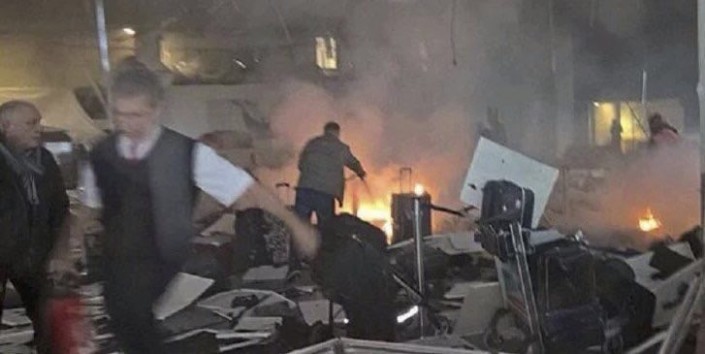 В крупнейшем аэропорту Стамбула прогремели взрывы