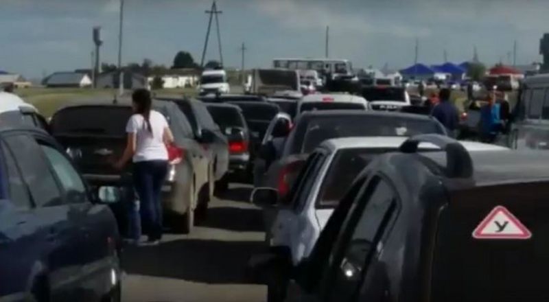 На въезде в село в Актюбинской области проводится обыск всех машин