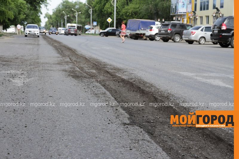 В Уральске кусками срезали асфальт с капитально отремонтированной дороги