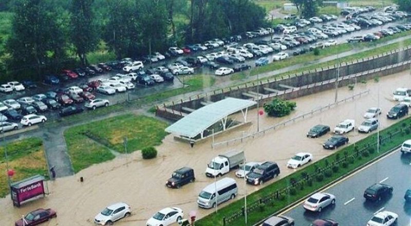 Проспект Аль-Фараби в Алматы уходит под воду
