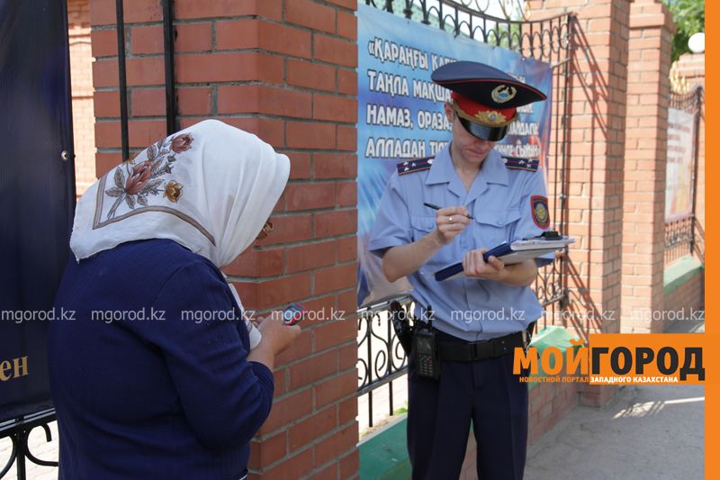 В Уральске попрошайкам с мобильными телефонами полицейские выписывают штрафы