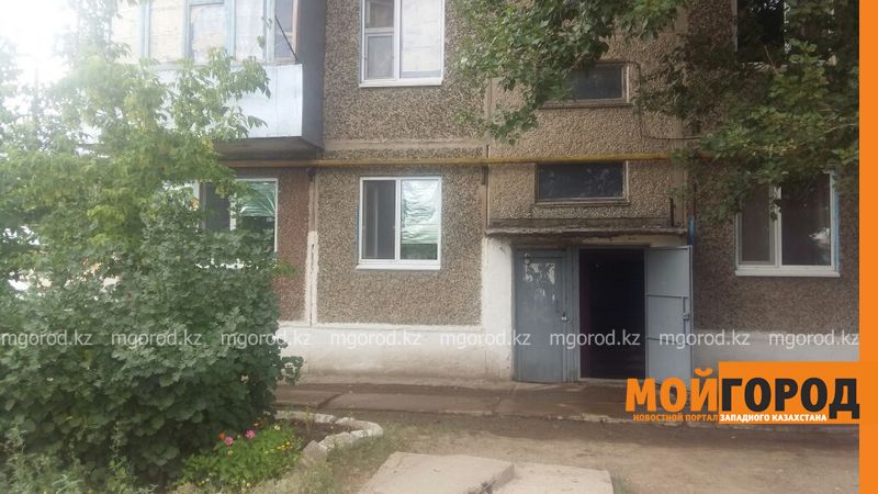 В Уральске истекающего кровью парня подкинули в подъезд