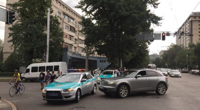 Полиция проводит розыскные мероприятия в центре Алматы