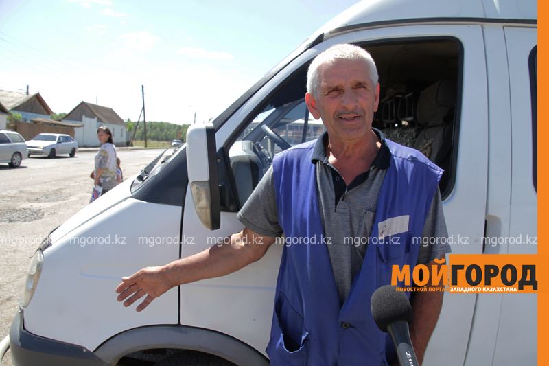 Водитель маршрутки рассказал, почему он засыпал яму на проспекте Уральска