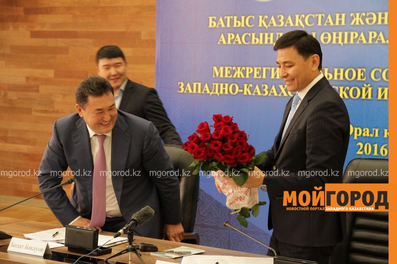 Акиму ЗКО подарили павлодарские розы