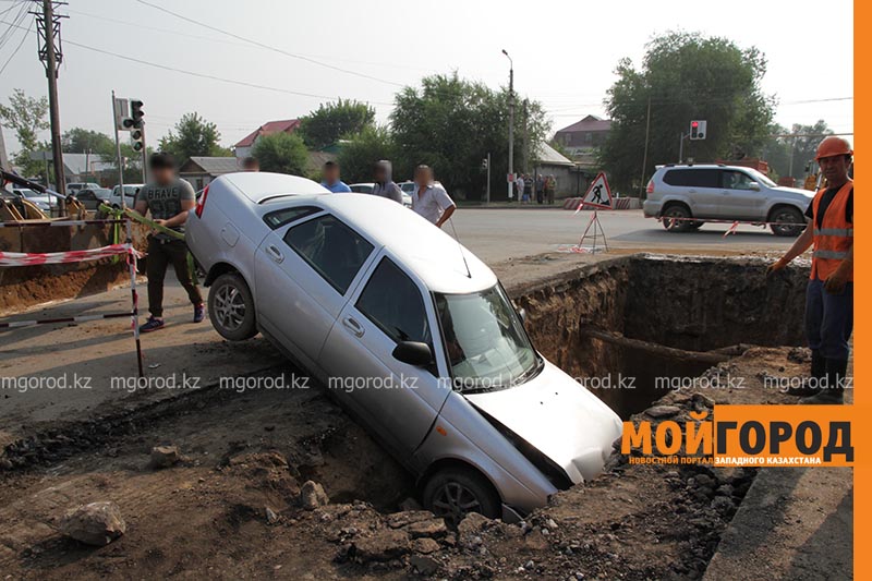 В Уральске машина слетела в яму
