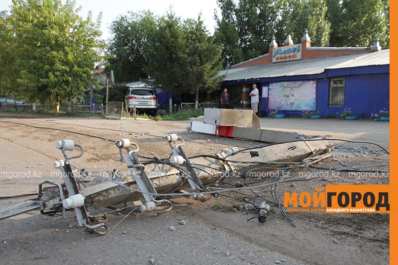 В Уральске автомобиль снес столб и врезался в заграждение кафе
