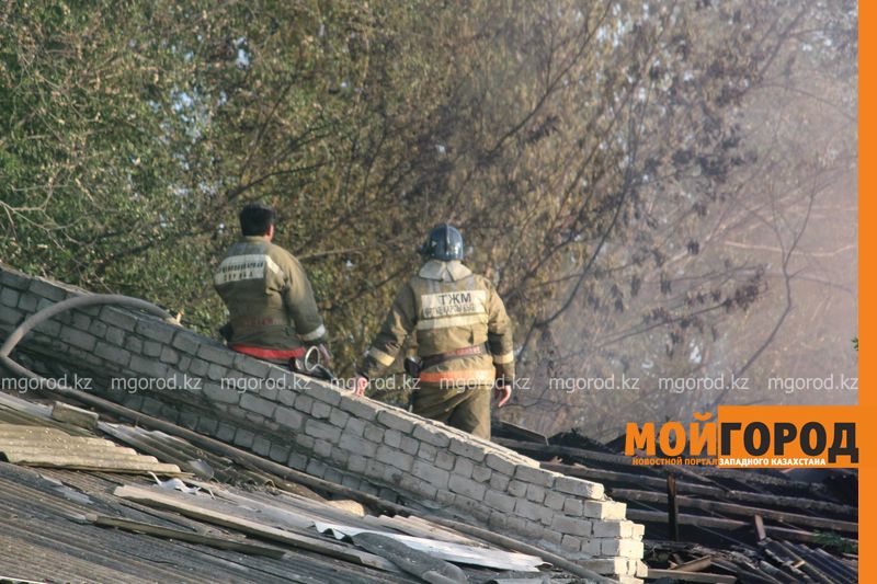 В Атырау полицейские спасли от пожара семью из семи человек
