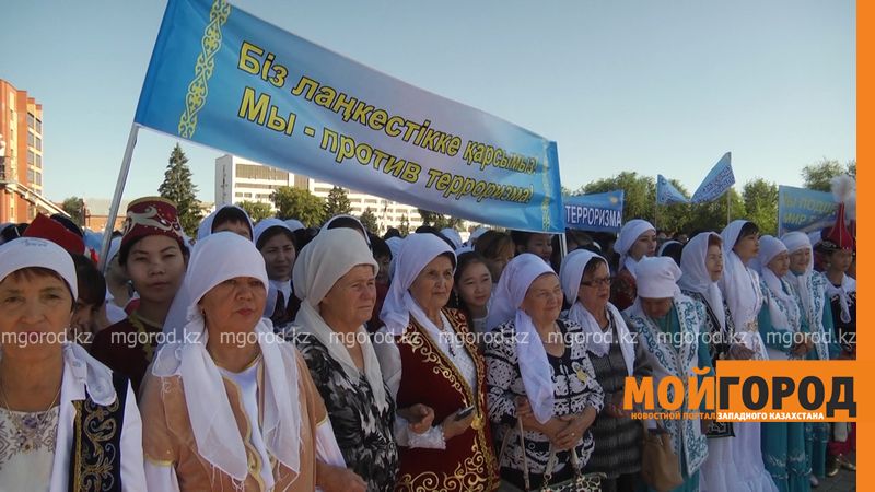 Тысяча женщин в белых платках прошли по улице в Уральске