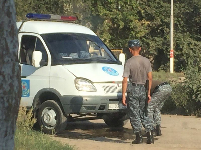 Солдаты моют служебную машину на колонке в Уральске (фото)
