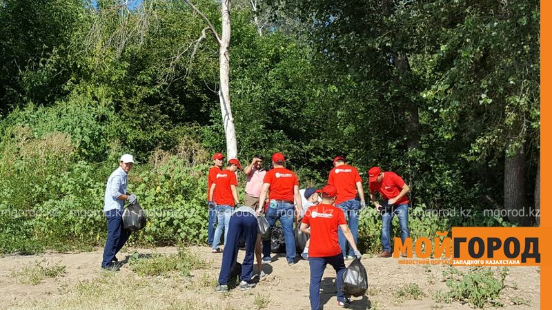 В Уральске болашаковцы очистили берега рек