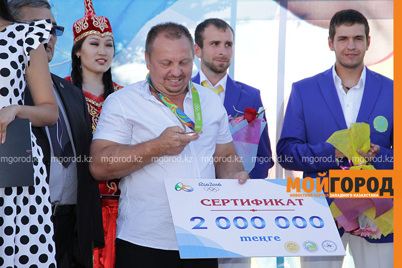Сертификат на 2 миллиона тенге вручил аким ЗКО отцу Екатерины ЛАРИОНОВОЙ