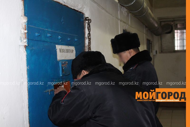 Сотрудника ИВС осудили за побег арестантов в ЗКО