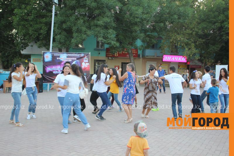 Караоке баттл на площади провели на День молодежи в Уральске