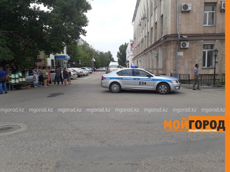 Полицейские оцепили улицу возле Нацбанка в Уральске