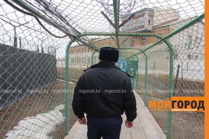 Осужденный за изнасилование малолетней и ее матери повесился на дверной ручке туалета в Уральской колонии