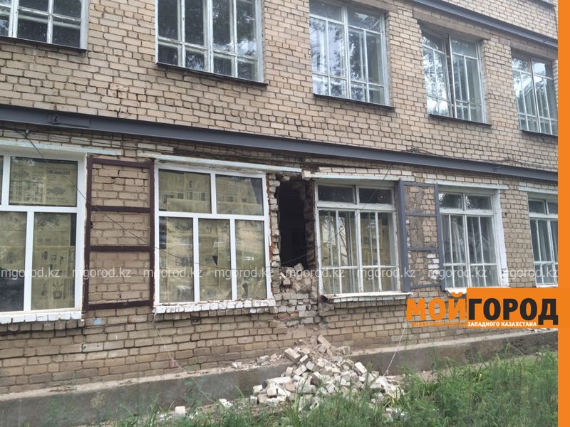 Родители учеников СОШ №4 просят снести школу